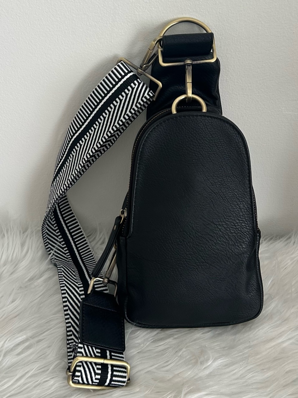 Urban Originals Black Vegan Leather Sling Backpack Crossbody Bag Guitar Strap - Picture 3 of 13